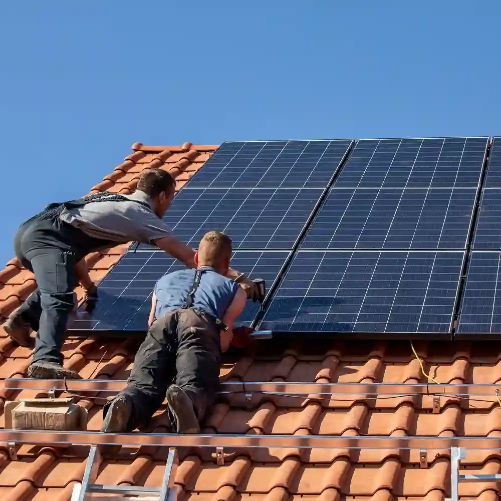 Installation de panneaux solaires en toiture